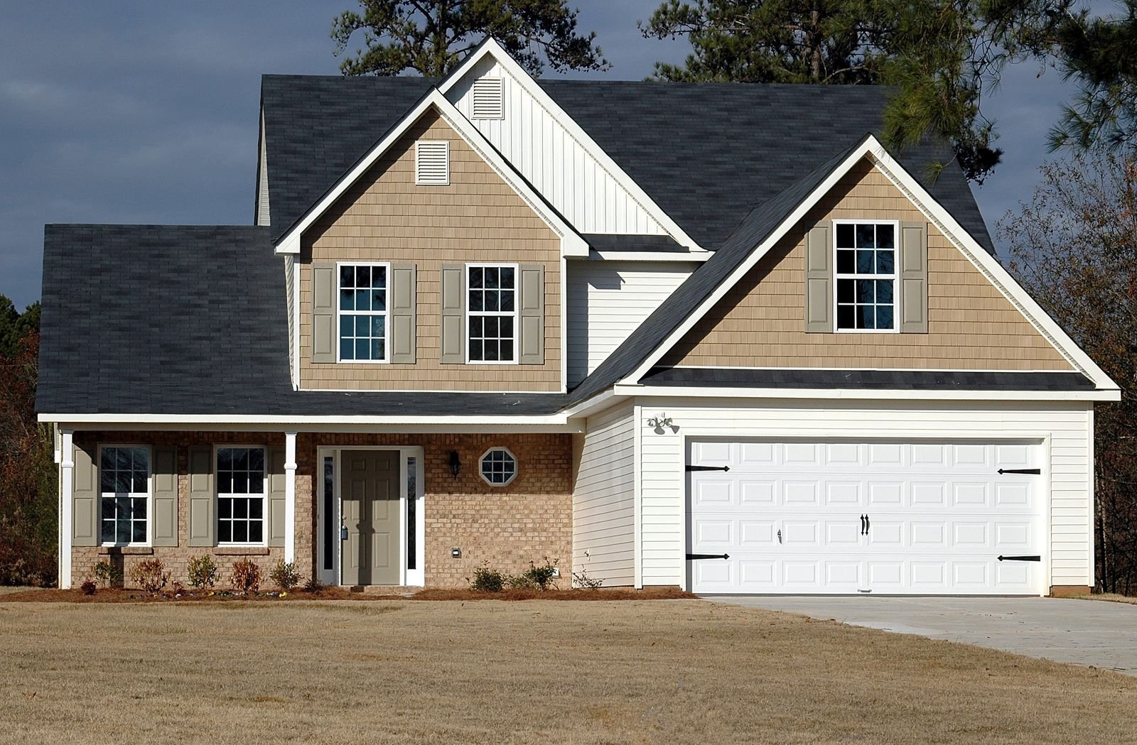 Residential home exterior in a South Fulton, GA community served for emergency water damage restoration